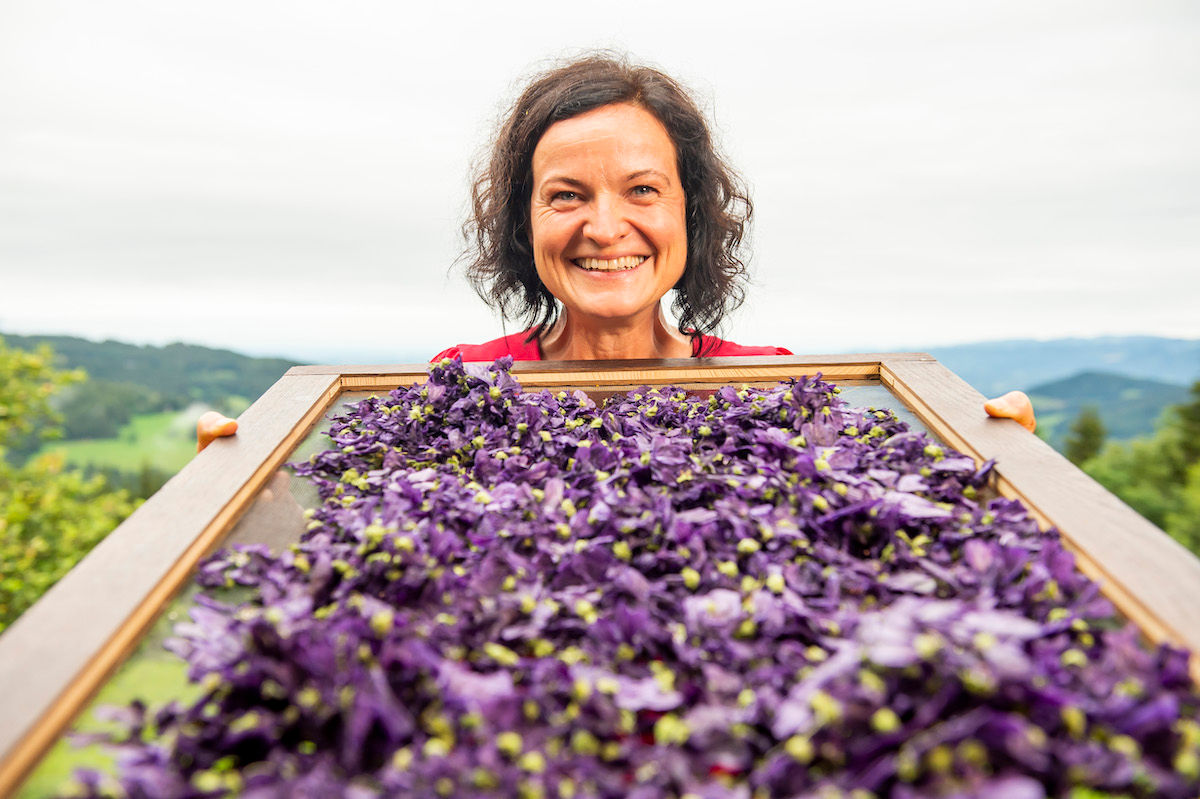 Beate mit Malvenblüten (C) Netzwerk Kulinarik/pov.at